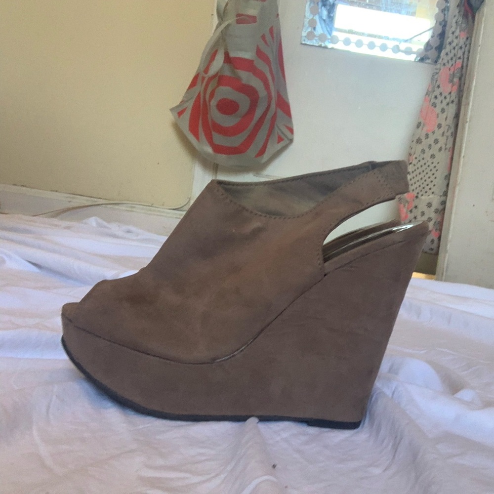 Super comfy beige tan wedges